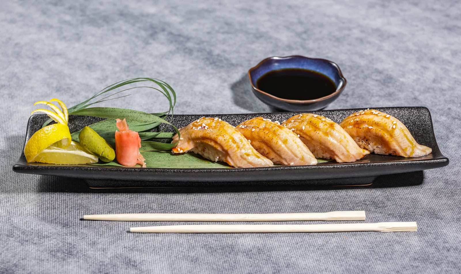 Salmon Teriyaki Nigiri (Raw / Grill) - سالمون ترياكي نيجيري (نيء / مشوي)